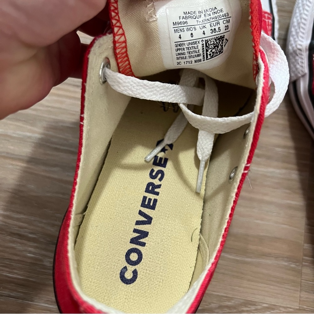 Red converse - Picture 3 of 4